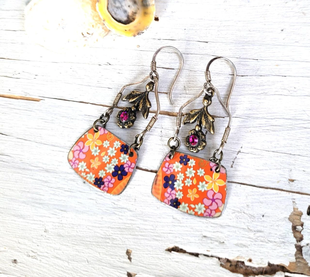 Vintage boho retrostijl oorbellen met gerecycleerde metalen bedels – photo 10